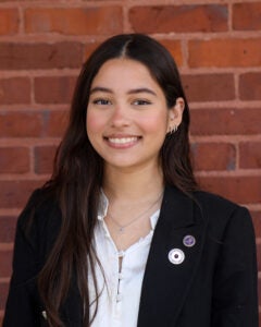 headshot of Julia Alves